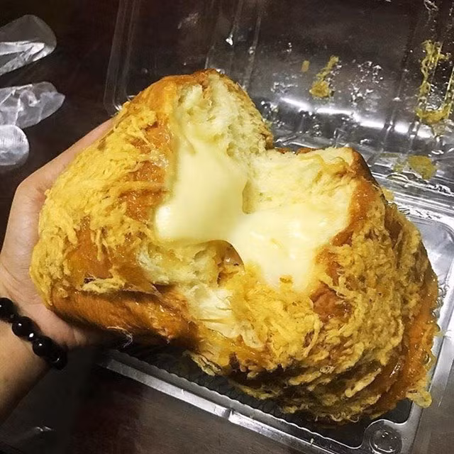 Khi tách đôi lớp bánh bên ngoài, phần nhân phô mai trắng phía trong sẽ tan chảy khiến cho thực khách cảm thấy bị mê hoặc ngay từ cái nhìn chứ chưa nói đến chuyện sẽ thưởng thức nó. Ảnh: Địa điểm ăn uống. 