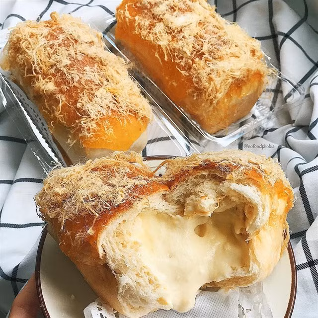 Hiện thành phố Hồ Chí Minh đang là nơi cung cấp và tiêu thụ bánh mì phô mai tan chảy nhiều nhất. Bánh không chỉ bày bán tại cửa hàng mà còn được bán online phân phối ra cả miền Bắc để phục vụ thực khách. Ảnh: Địa điểm ăn uống. 