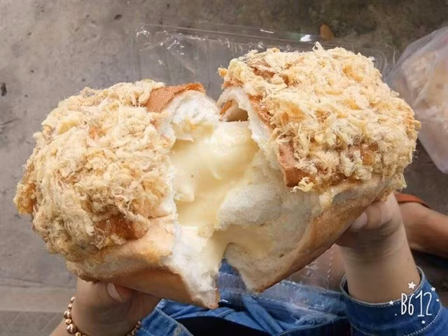 Điểm độc đáo và hấp dẫn khiến cho món bánh này luôn cháy hàng chính là bởi hương vị và sự cuốn hút của phô mai tan chảy. Ảnh: Địa điểm ăn uống. 