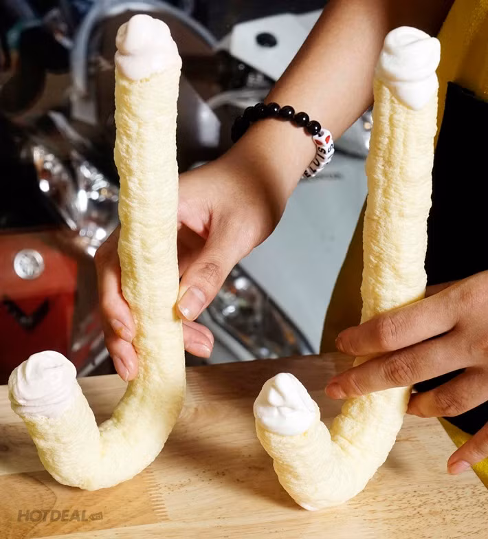 Kem ống có vị rất đặc biệt, bình thường mọi người phải ăn gần hết lớp kem rồi mới đến lớp bánh nhưng kem ống thì sẽ thưởng thức vị kem hòa quện với vị của bánh ống giòn tan hấp dẫn. Ảnh: Khuyến mãi vàng. 