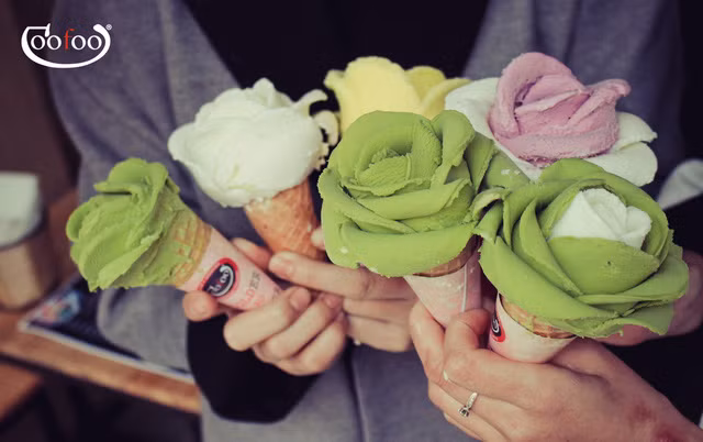 Các nguyên liệu tạo nên kem hoa hồng đều là từ hoa quả tươi, đường glucose nên vị rất chân thực và đảm bảo an toàn. Kem cũng có nhiều vị như: dừa, vani, sầu riêng, chanh leo, dâu tây… cho bạn thoải mái lựa chọn. Ảnh: Kênh 14. 