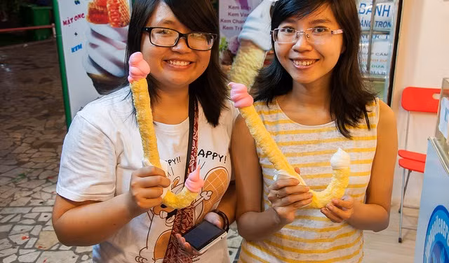 Chỉ với 20 nghìn đồng, bạn có thể ăn đã miệng một chiếc kem ống vừa dài vừa to. Ảnh: Web trẻ thơ. 