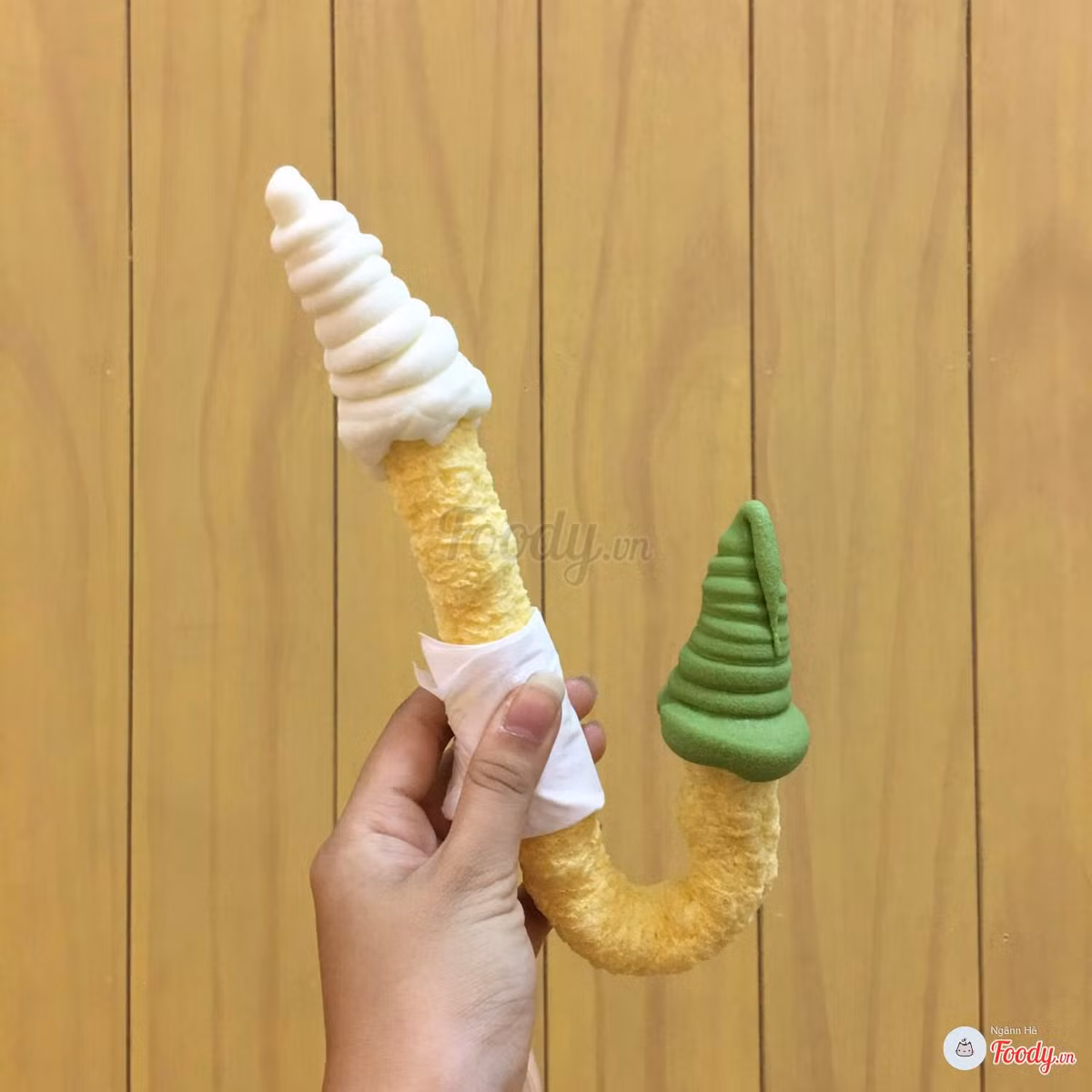 Kem ống: Kiểu kem độc lạ này có nguồn gốc từ Hàn Quốc. Kem ống từng gây sốt giới trẻ Việt Nam cách đây không lâu. Loại kem này có hình dáng độc đáo nhất từ trước đến nay khi phần kem được cho vào phía trong lõi của một chiếc bánh ống dài hình móc câu. Ảnh: Foody. 