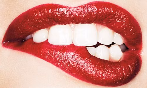 Đánh son đỏ: Đôi môi người phụ nữ rất hấp dẫn với đàn ông và nó sẽ càng trở nên quyến rũ hơn nếu bạn đánh son môi màu đỏ. Nghiên cứu cho thấy đàn ông thường nhìn chằm chằm vào môi của những người phụ nữ dùng son đỏ trong suốt ít nhất 7 giây. (Ảnh: Rebelcircus)