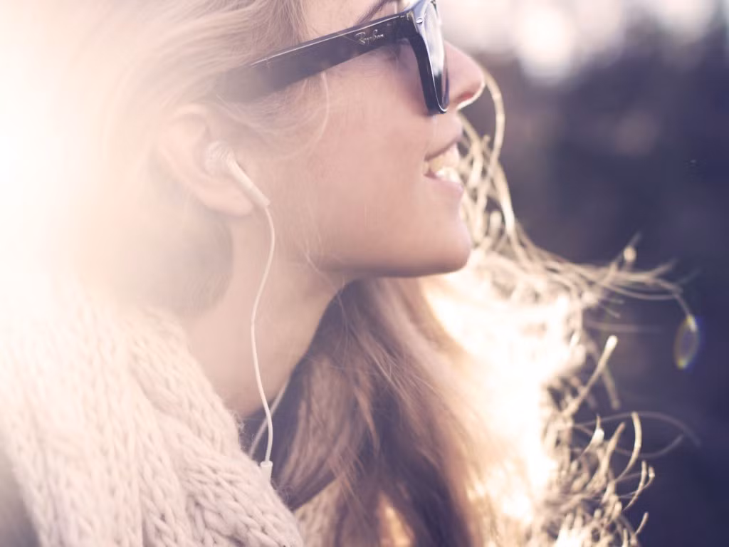 Cười nhiều: Nụ cười có một sức hút đặc biệt với người khác phái. Khi bạn thích một chàng nào đó hãy cười với chàng chắc chắn nó sẽ tạo ra một cảm xúc hấp dẫn bất ngờ. Sự thực là một người phụ nữ luôn cười hấp dẫn hơn một người phụ nữ ít mỉm cười. (Ảnh: Rebelcircus)