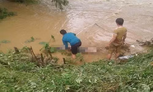 Dau long thi the nguoi bo bi lu cuon, tay van om chat con