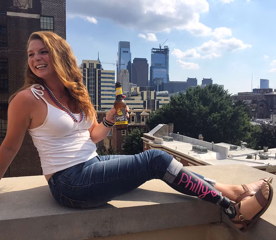 Chùm ảnh ghi lại hành trình du lịch khắp thế giới của một nữ sinh viên không may bị mất một chân và phải sử dụng chân giả trong sinh hoạt.