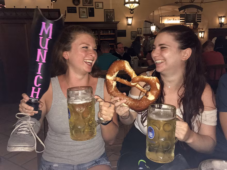 Vui chơi nhậu nhẹt thưởng thức đặc sản của Munich nhưng không quên người bạn của mình.