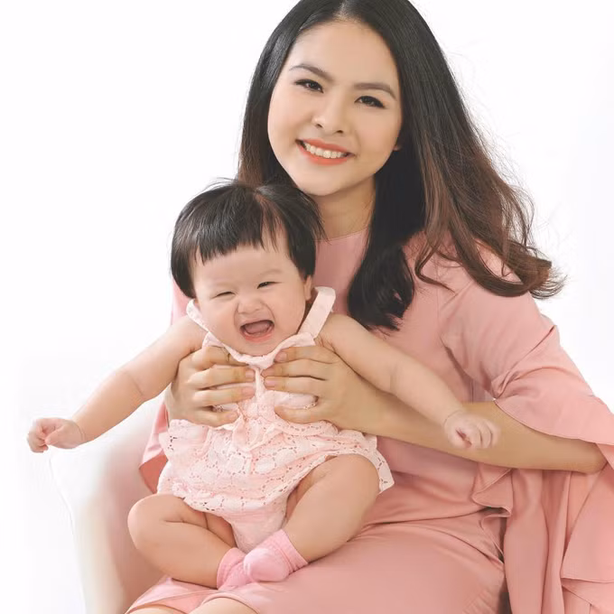 Em bé được thừa hưởng hầu hết các nét đẹp của mẹ, xinh xắn, ngộ nghĩnh và đặc biệt dễ thương nên được rất nhiều người yêu quý.. Ảnh: Tâm sự gia đình. 