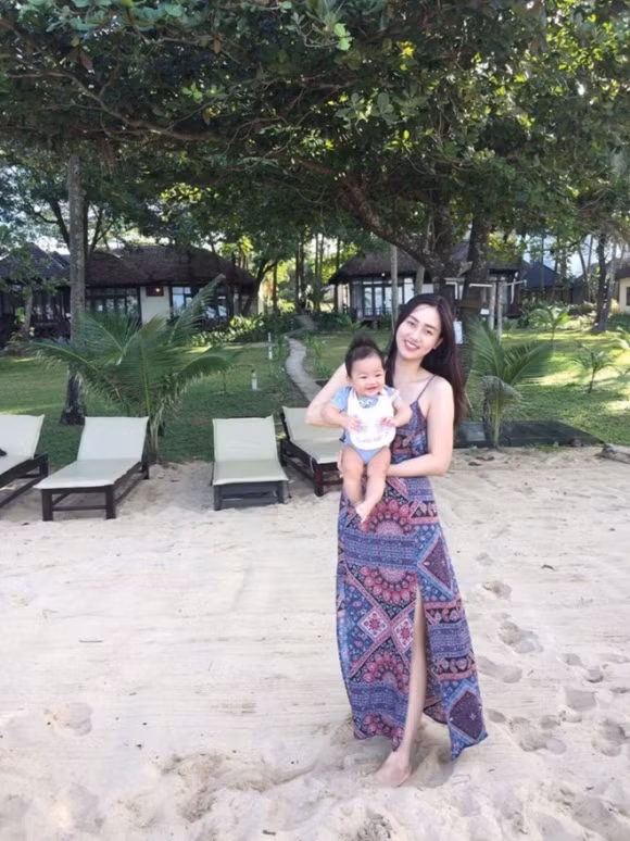 Con gái Á hậu Ngô Trà My hay còn gọi là bé Khỉ. Sao nhí mới của Showbiz Việt được hạ sinh hồi tháng 8 năm ngoái cũng là một mỹ nhân tương lai khi sở hữu rất nhiều nét đẹp đáng yêu từ mẹ. Ảnh: Tin tức tổng hợp 24h.