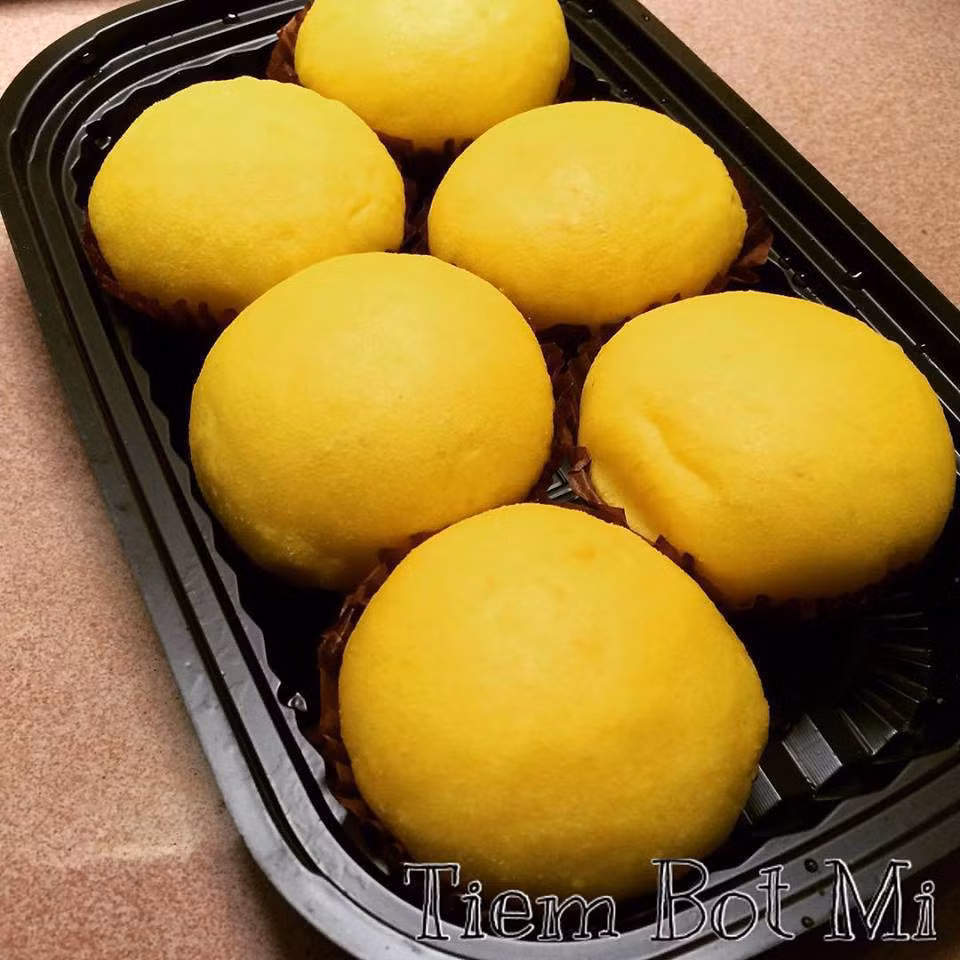 Bánh bao kim sa: Nghe tên là bạn hoàn toàn có thể hình dung được điểm đặc sắc của loại bánh này rồi. Bánh có màu vàng ruộm, nhân trứng tan chảy, nhìn đã muốn ăn ngay. Ảnh: Tiembotmi.