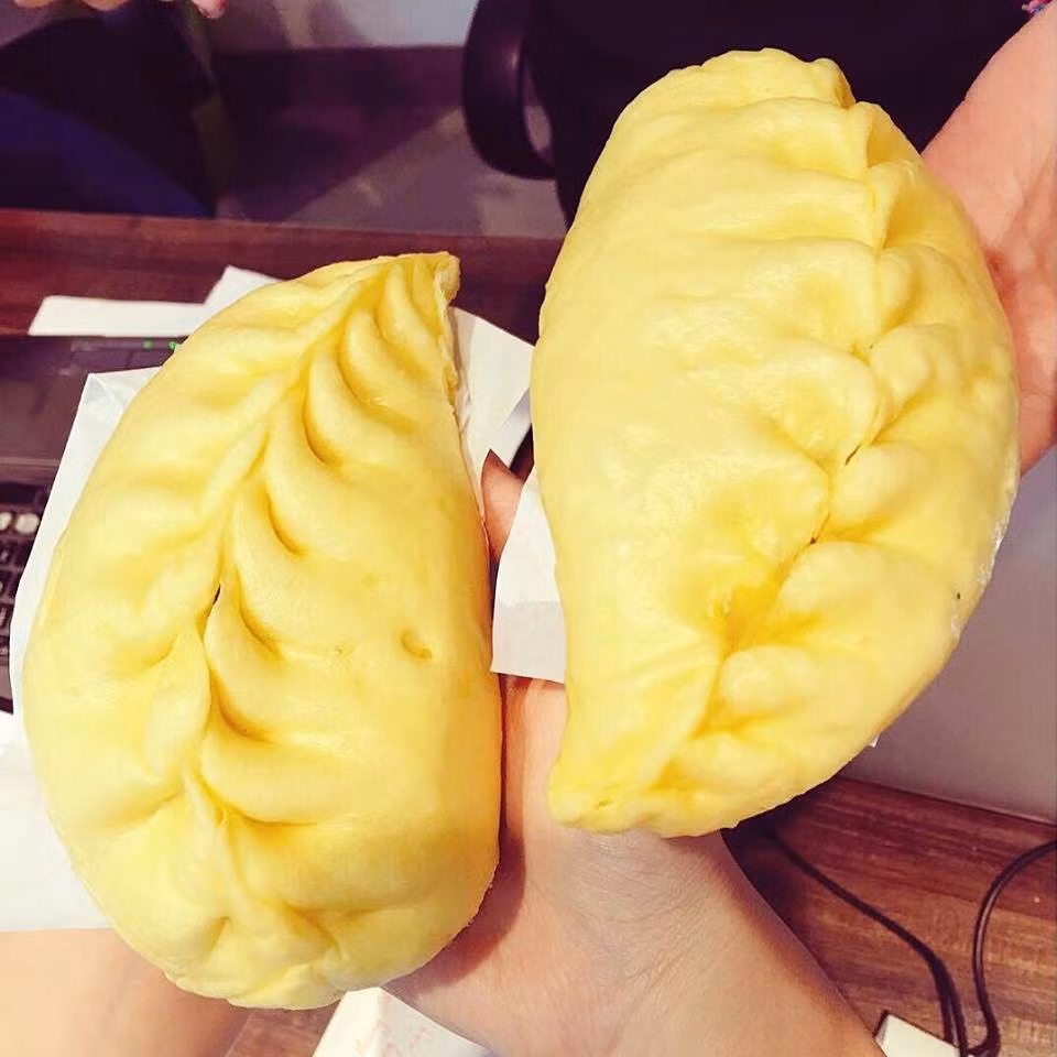 Bánh bao nhân thịt gà: Đây là món bánh giúp bạn thay đổi hương vị khi đã chán nhân thịt lợn, thịt bò. Bánh bao nhân thịt gà mùi vị thơm nhẹ ngon lành mà hầu như ai cũng có thể ăn được. Ảnh: Monngonhanoi.