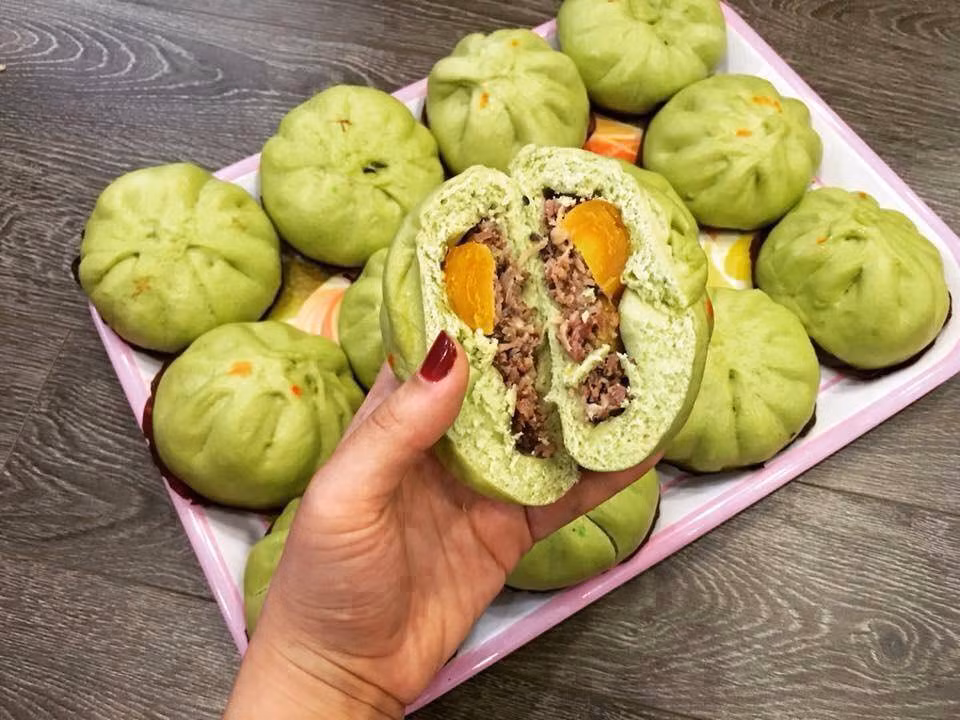 Bánh bao trà xanh trứng muối với lớp vỏ tập bột trà xanh và nhân trứng muối thơm bùi rất ngon miệng. Ảnh: Monngonhanoi.