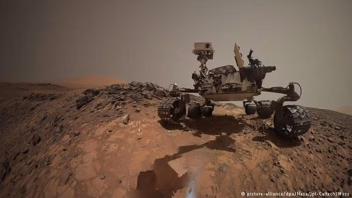 Curiosity là xe thăm dò lớn và hiện đại nhất trong sứ mệnh nghiên cứu sao Hỏa của NASA. Đáp xuống "hành tinh đỏ" ngày 6/8/2012, Curiosity đã di chuyển tổng cộng 17 km. Tên chính thức của nó là "Phòng thí nghiệm khoa học sao Hỏa" bởi Curiosity thực sự là một phòng thí nghiệm có bánh xe.