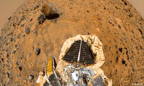 Ảnh chụp từ tàu Pathfinder cho thấy Sojourner đang nghiên cứu một tảng đá. Sojourner đã gửi về trái đất 550 bức ảnh chụp bề mặt sao Hỏa. Sojourner có khả năng tính toán độ mòn của bánh xe, từ đó cung cấp thông tin về cấu tạo bề mặt sao Hỏa, điều vô cùng quan trọng cho các xe thăm dò sau này.