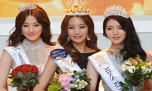 Năm 2015, Lee Min Ji lên ngôi Hoa hậu Hàn Quốc cũng bị dư luận phản đối dữ dội. Không chỉ sở hữu nhan sắc ở mức tầm trung, cô nàng còn bị soi bởi gương mặt cứng đờ vì phẫu thuật thẩm mỹ.