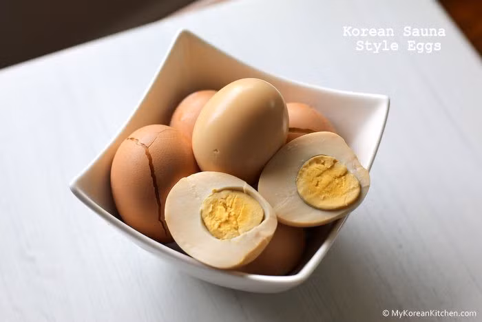 Trứng phải để ở nhiệt độ phòng ít nhất 2 giờ để nó hoàn toàn ở trạng thái bình thường không nứt vỡ khi chế biến.