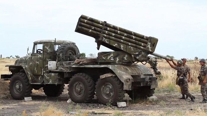 Việc tái nạp đạn thường thực hiện bằng sức người, đây cũng là một hạn chế của hệ thống pháo phóng loạt này, tuy vậy chúng vẫn là một trong những vũ khí đáng sợ trên chiến trường.