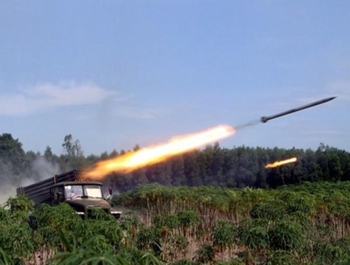 BM-21 được đưa vào sử dụng từ năm 1963 trong quân đội Liên Xô, và hàng chục quốc gia trên thế giới. Các ống phóng có thể phòng từng ống hoặc phóng đồng loạt.