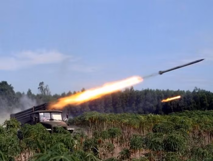 BM-21 được đưa vào sử dụng từ năm 1963 trong quân đội Liên Xô, và hàng chục quốc gia trên thế giới. Các ống phóng có thể phòng từng ống hoặc phóng đồng loạt.