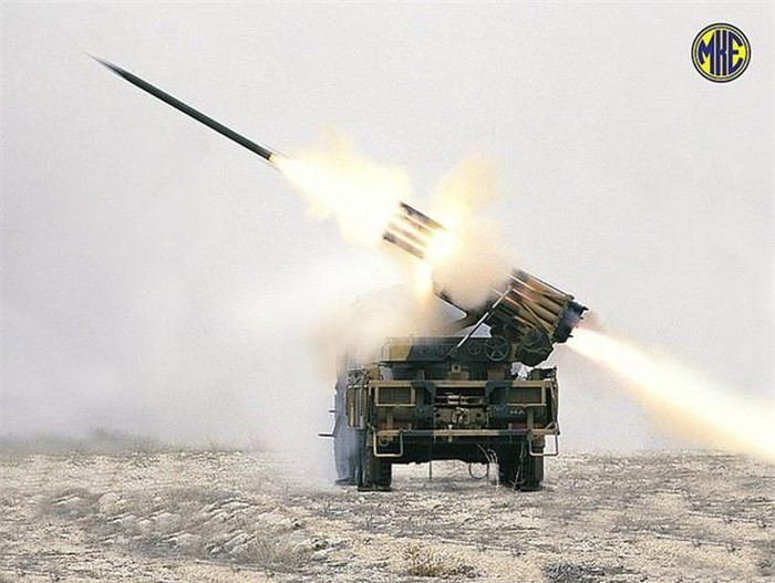 Khẩu đội 3-4 người có thể trú trong cabin để bắn hoặc đứng từ xa và điều khiển qua đường cáp dài tới 64 m. Đạn nạp bằng tay và phải mất khoảng 10 phút để lắp hết 40 ống phóng.