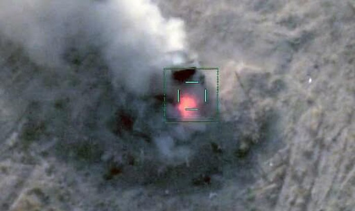 Chỉ trong tích tắc hệ thống BM-21 của Armenia đã bị UAV của Azerbaijan phóng tên lửa phá hủy.