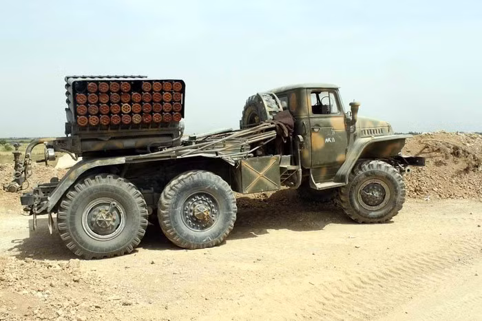 Nhờ gắn vào xe tải hạng nặng, thường là xe 6 hoặc 8 bánh dùng động cơ xăng, nên BM-21 khá cơ động trong truy đuổi mục tiêu và tránh bị bắn trả.