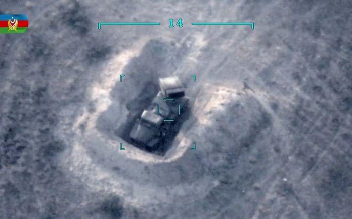 Hình ảnh một hệ thống pháo phản lực phóng loạt BM-21 bị một chiếc UAV khóa và chuẩn bị phóng tên lửa tiêu diệt.