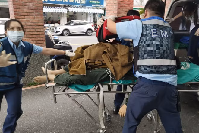 Phi cong thoat khoi may bay F-5E Dai Loan roi nhung van mat mang-Hinh-2