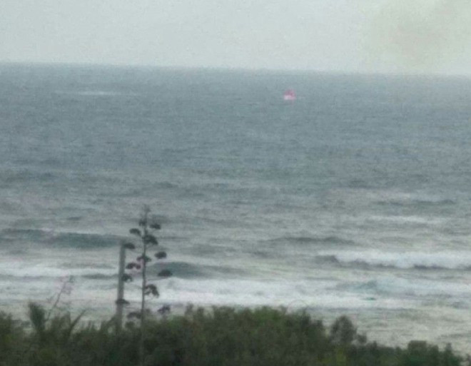 Phi cong thoat khoi may bay F-5E Dai Loan roi nhung van mat mang