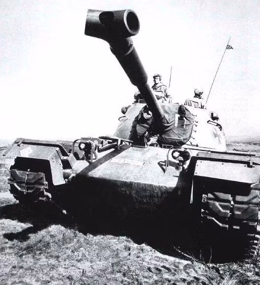 M48A2 là phiên bản nâng cấp lớn của dòng tăng M48 Patton do Mỹ phát triển và đưa vào trang bị từ những năm 1950. Phiên bản này cải thiện động cơ và bộ truyền động cùng hệ thống điều khiển quay tháp pháo. Nguồn ảnh: QQ