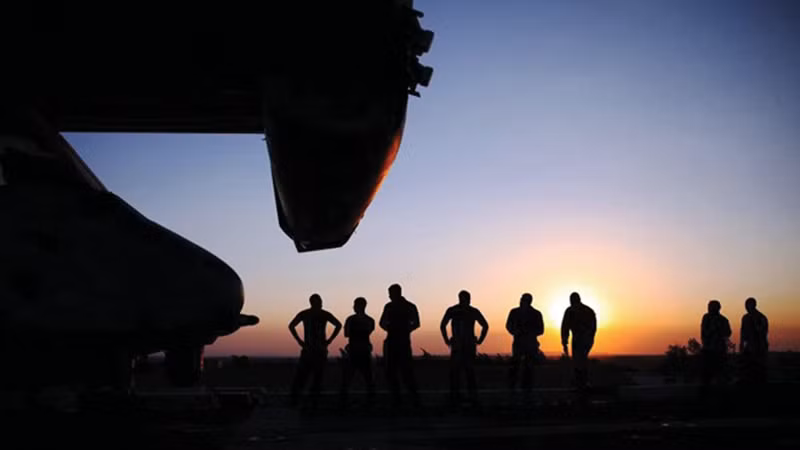 Thật lãng mạn khi được ngắm hoàng hôn cùng nhóm lính thủy đánh bộ Mỹ khi tàu đổ bộ USS Iwo Jima đi dọc kênh đào Suez. Nguồn ảnh: Wiki