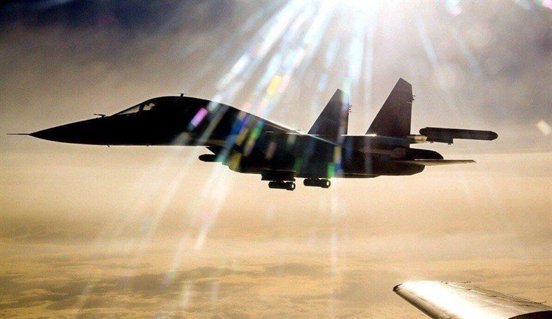 Radar trên khoang của Su-34 cho phép phát hiện mục tiêu bay ở cự ly tối đa đến 300km, đồng thời bám đến 10 mục tiêu và bắn 4 mục tiêu trong số đó. Điểm nổi bật của Su-34 là khả năng sử dụng tất cả các loại vũ khí chính xác cao hiện có của Không quân Nga.