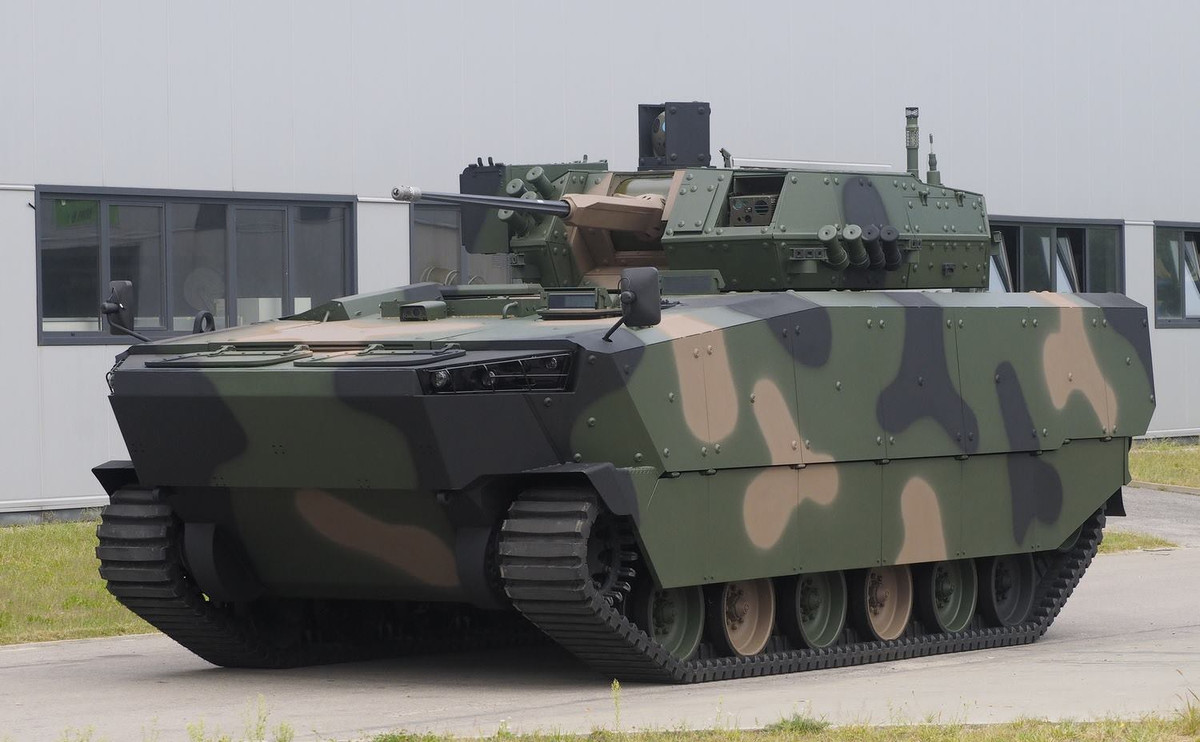 Sự thay đổi năm 1989 và triển vọng Ba Lan gia nhập NATO đã thúc đẩy cuộc tranh luận về các lựa chọn hiện đại hóa BMP-1, vào thời điểm đó, đã gần 30 năm tuổi. Các cuộc thảo luận liên quan đến yêu cầu khả năng đổ bộ “lưỡng cư”, mức độ bảo vệ, khả năng tác chiến chống tiếp cận, và tự do hoạt động trong các vùng có hồ nước, xu hướng toàn cầu trong thiết kế IFV... đã được đề cập khi bàn về hiện đại hóa các đơn vị cơ giới của Lục quân Ba Lan. Nhiều dự án đã được đề nghị tuy nhiên không được chấp nhận do không đáp ứng đầy đủ các yếu tố.