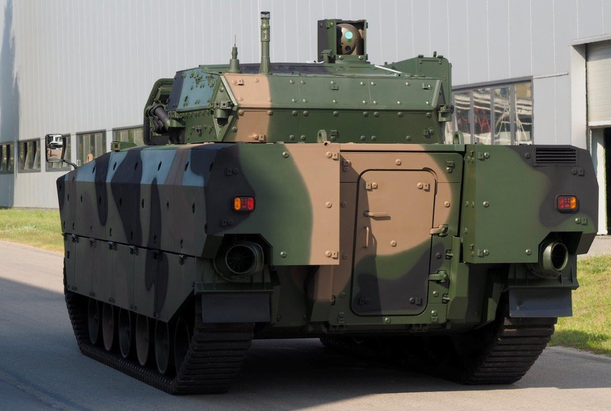 Borsuk trông gần giống IFV “Puma” (dài 7,33m, rộng 3,4m và cao 3,1m), với kiểu bố trí cổ điển cho tất cả các loại xe hiện đại, với khoang động cơ phía trước, sử dụng hệ thống treo thủy lực. Ghế lái ở bên trái, và động cơ diesel ở bên phải. Phía sau là vị trí của chỉ huy và xạ thủ. Phía sau thân xe có một khoang cho 8 người - xe có thể chở tối đa 11 người (3 thành viên kíp xe và 8 lính đổ bộ với trang bị chiến đấu đầy đủ). Borsuk biến thể lội nước có trọng lượng chiến đấu 24-25 tấn, biến thể tấn công được gắn các tấm giáp gốm và composite có trọng lượng 30 tấn (không bơi được).