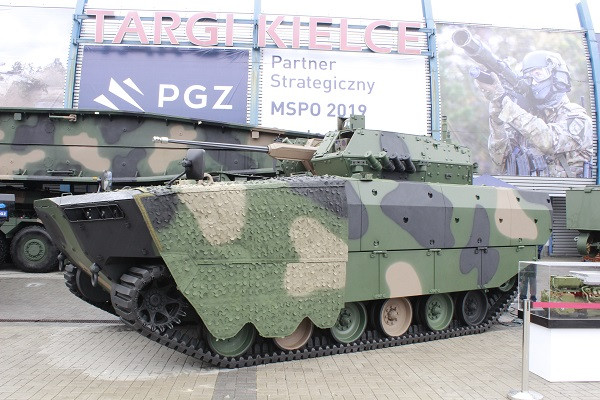 Borsuk được trang bị tháp mô-đun chiến đấu không người ZSSW-30 ở giữa thân xe với khoang chở quân kéo dài về phía sau. Tháp không có người hoàn toàn tự động được trang bị pháo tự động Orbital ATK Mk 44S Bushmaster II 30mm của Mỹ - là một mẫu vũ khí khá hiệu quả và trở nên phổ biến trên thế giới trong những năm gần đây. Nó sử dụng loại đạn rộng 30x173mm, giống như pháo 7 nòng GAU-8 Avenger trên máy bay cường kích A-10 Thunderbolt II (Mỹ). Trong cơ số đạn bao gồm đạn cháy-giáp, nổ mảnh cao và đạn pháo có lõi thép xuyên giáp hình lông vũ; tầm bắn hiệu quả 3.000m, cơ số đạn 200 viên và tốc độ bắn 200 viên/phút. Điểm đặc biệt của loại pháo này là khả năng chuyển đổi thành phiên bản 40mm bắn đạn 40x180mm.