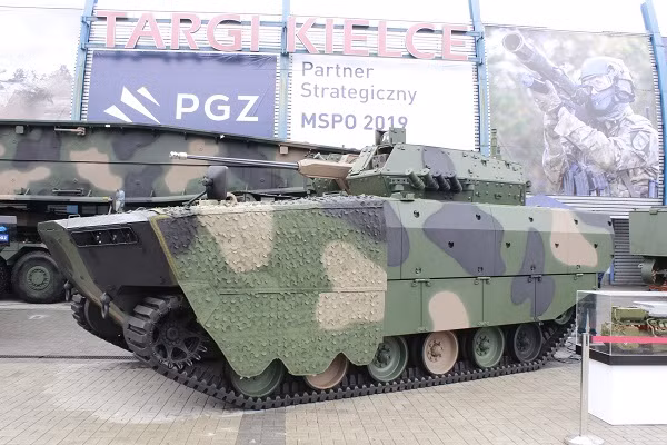 Borsuk được trang bị tháp mô-đun chiến đấu không người ZSSW-30 ở giữa thân xe với khoang chở quân kéo dài về phía sau. Tháp không có người hoàn toàn tự động được trang bị pháo tự động Orbital ATK Mk 44S Bushmaster II 30mm của Mỹ - là một mẫu vũ khí khá hiệu quả và trở nên phổ biến trên thế giới trong những năm gần đây. Nó sử dụng loại đạn rộng 30x173mm, giống như pháo 7 nòng GAU-8 Avenger trên máy bay cường kích A-10 Thunderbolt II (Mỹ). Trong cơ số đạn bao gồm đạn cháy-giáp, nổ mảnh cao và đạn pháo có lõi thép xuyên giáp hình lông vũ; tầm bắn hiệu quả 3.000m, cơ số đạn 200 viên và tốc độ bắn 200 viên/phút. Điểm đặc biệt của loại pháo này là khả năng chuyển đổi thành phiên bản 40mm bắn đạn 40x180mm.