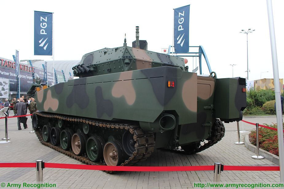 Borsuk sử dụng động cơ diesel đa nhiên liệu 8 xi-lanh MTU 8V-199-TE20 hình chữ V do Đức sản xuất có công suất tối đa 720 mã lực, vốn được sử dụng cho xe Ulan của Áo và dòng xe bọc thép bánh xích Boxer. Theo báo chí Ba Lan phần động lực của xe vẫn chưa được “chốt”, còn có thể thay đổi; hộp số tự động Perkins X300 với 4 số tiến và 2 số lùi sẽ được sử dụng. IFV mới có thể sử dụng hai loại xích thép và cao su-composite. Loại xích cao su-composite mang lại cho xe sự êm ái hơn và ít gây tiếng ồn hơn khi xe vận động.