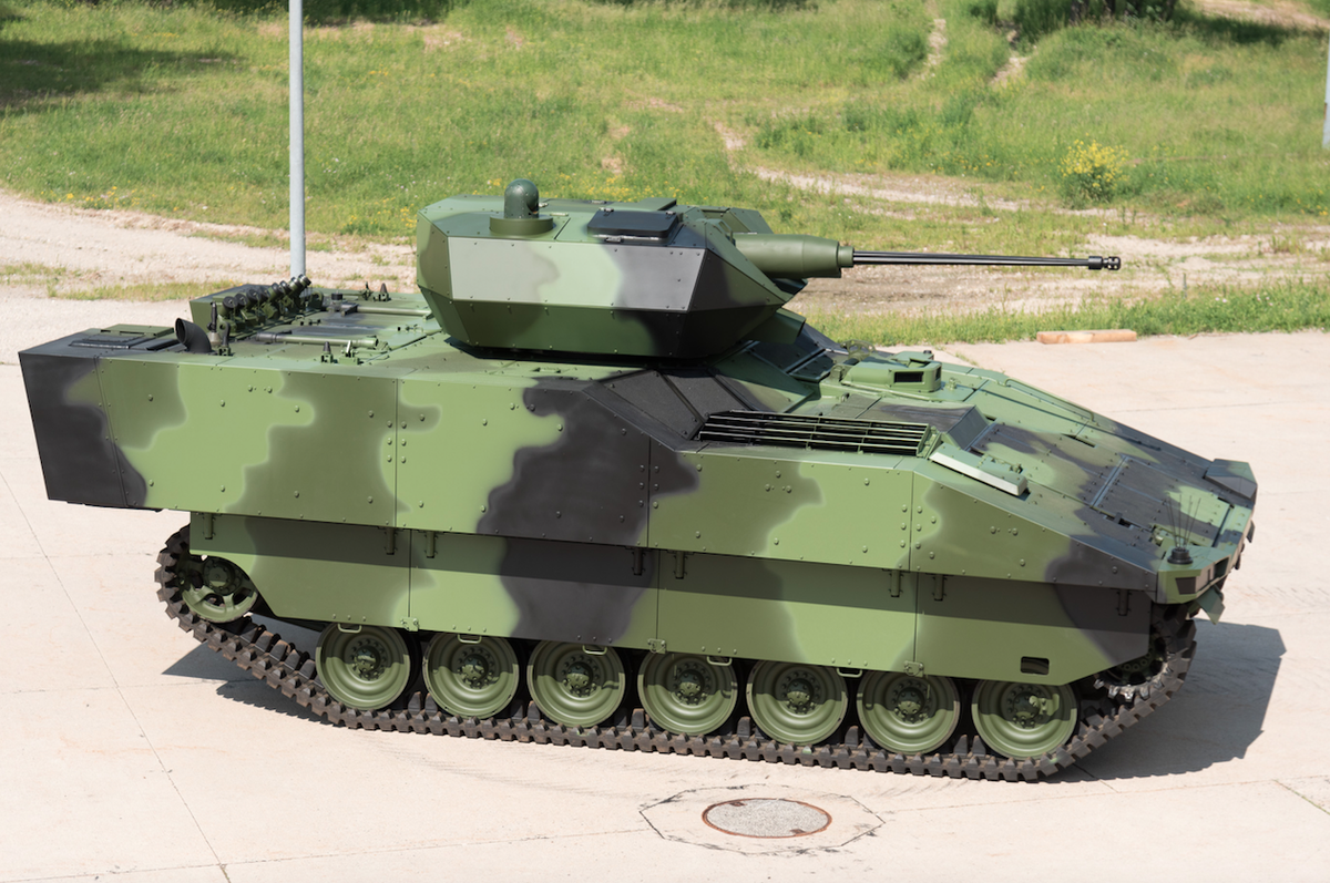 Tháng 9/2020, một IFV Borsuk với một trạm vũ khí điều khiển từ xa đã được thử nghiệm dã ngoại với nhiều nội dung, trong đó có bắn đạn thật. Kết quả kiểm tra không được tiết lộ chi tiết tại thời điểm này, nhưng Chủ tịch HSW cho biết kết quả thử nghiệm tích cực, rằng công ty hoàn toàn hài lòng với kết quả và không cần điều chỉnh lớn đối với dự án. Nguyên mẫu thứ hai sẽ được sản xuất và bắt đầu thử nghiệm dã ngoại vào năm 2021, và nếu thử nghiệm thành công, việc sản xuất hàng loạt Borsuk có thể bắt đầu vào năm 2023-2024.