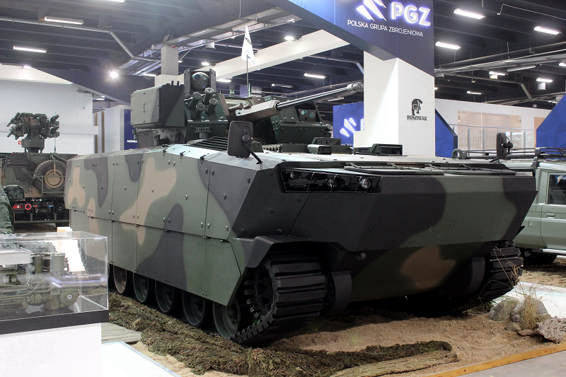 Khung gầm của Borsuk là nền tảng của các biến thể chuyên dụng, như cối 120mm tự hành, xe chỉ huy, xe công binh, xe chở đạn và xe y tế... Cùng với biến thể đổ bộ cơ bản, phiên bản vỏ giáp nặng hơn, khối lượng hơn 40 tấn, cũng sẽ được cung cấp. Theo các nhà phát triển Ba Lan, việc tích hợp các cảm biến hệ thống cảnh báo laser Obra-3 là những đặc điểm nổi bật của IFV mới. Ngoài ra, nó sẽ nhận được hệ thống liên lạc kỹ thuật số Fonet, hệ thống quản lý chiến trường BMS và máy thu định vị vệ tinh TALIN 5000 được cấp phép của Mỹ.