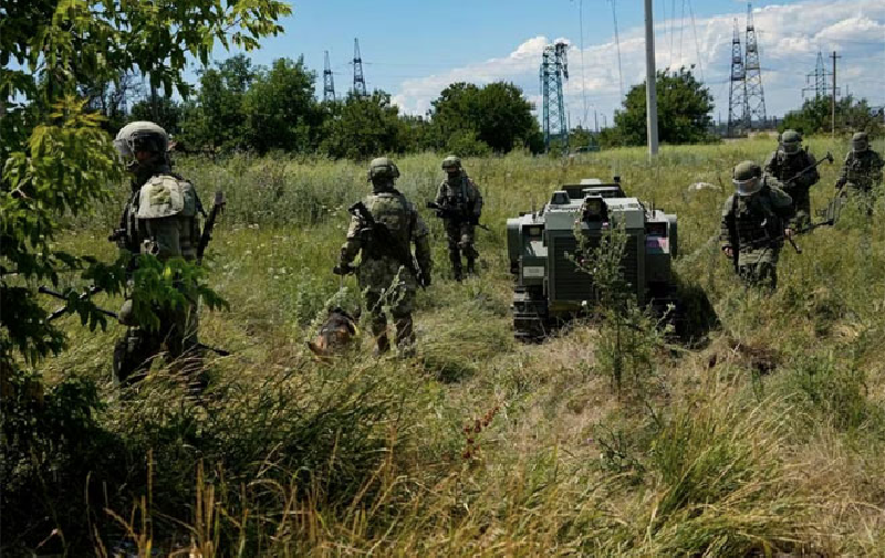 Để ngăn chặn cuộc phản công của Nga, Quân đội Ukraine đã sử dụng máy bay không người lái để bố trí nhiều bãi mìn. Những quả mìn hiện đại này được trang bị cảm biến kim loại và chuyển động rất nhạy, khiến nhân viên rà phá bom mìn của Nga không thể tiếp cận. Tuy nhiên, các kỹ sư công binh Nga đã sáng tạo và bắt đầu dùng máy bay không người lái để rà phá mìn. Ảnh: AP.