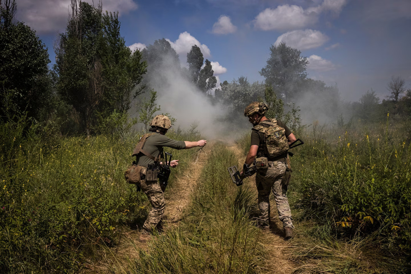 Sau khi xác nhận có mìn, một máy bay không người lái tấn công và giám sát quy mô nhỏ đã được sửa đổi đã được điều động để thả thiết bị nổ vào bãi mìn để phá hủy mìn. Trong quá trình này, người rà phá bom mìn sẽ giữ khoảng cách an toàn nhiều nhất có thể. Phương pháp này tỏ ra khá hiệu quả. Ảnh: WP.