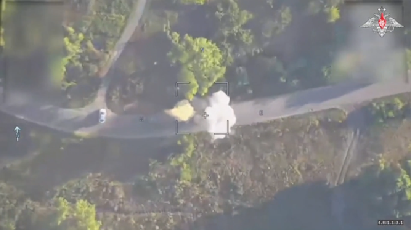 Quân đội Ukraine vượt qua làng Medvezhye từ bên sườn và tấn công thẳng về phía ga xe lửa. Tuy nhiên, con đường từ làng đến ga tàu hoàn toàn nằm trong khu vực trống trải, hầu hết là đồng bằng, nơi lực lượng Không quân Nga chặn đứng và phá hủy từng xe bọc thép của Ukraine. Trong ngày qua, Quân đội Nga đã đẩy lùi bốn đợt tấn công của quân Ukraine tại khu vực này. Ảnh minh họa: Bộ Quốc phòng Nga.