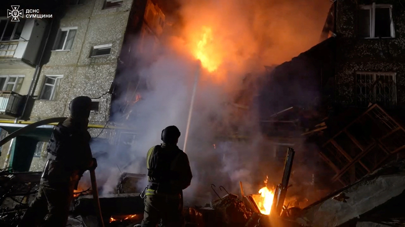 Hãng thông tấn Sputnik (Nga) đưa tin, để ngăn chặn lực lượng tiếp viện của Quân đội Ukraine tiến vào Kursk, lực lượng không quân và tên lửa chiến thuật Nga đã ném bom tỉnh Sumy (Ukraine). Các điểm tập kết của lực lượng dự bị Ukraine, bao gồm Lữ đoàn Cơ giới số 22, 41, 115, Lữ đoàn tấn công đường không số 82, Lữ đoàn Vệ binh Quốc gia số 1 và Lữ đoàn phòng thủ khu vực Belovod đều bị tấn công. Ảnh: Reuters.