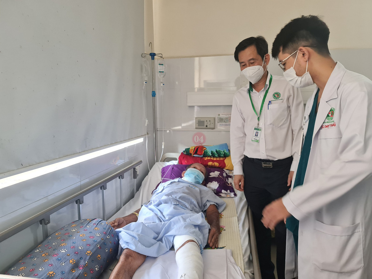 Nguoi dan ong 81 tuoi suyt mat mang vi mot vet xuoc nho-Hinh-2