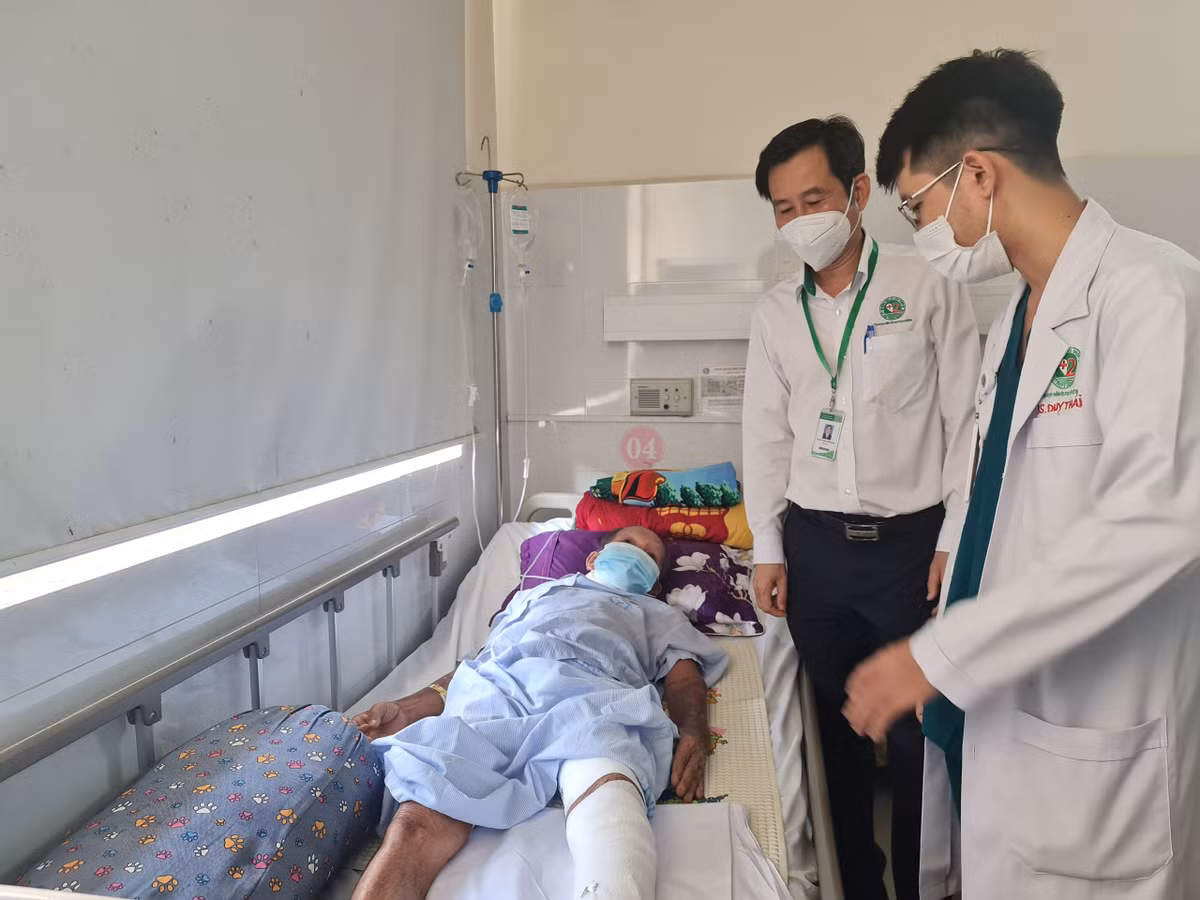 Nguoi dan ong 81 tuoi suyt mat mang vi mot vet xuoc nho-Hinh-2