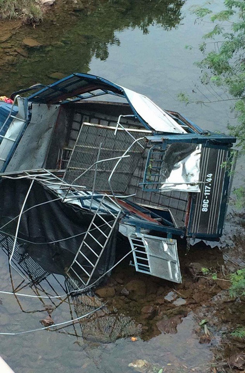 May mắn là tài xế chỉ bị thương.