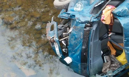 Chiếc xe tải nằm dưới lòng sông cạn.