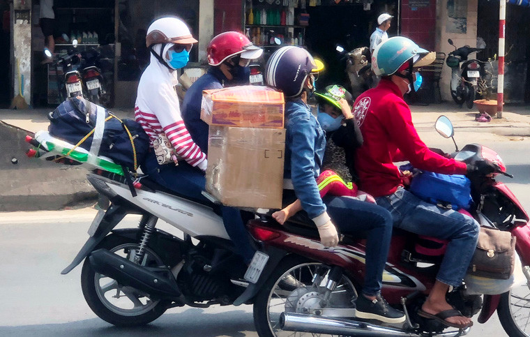 Xe máy đủ chủng loại được tận dụng tối đa để chở người và hành lý...