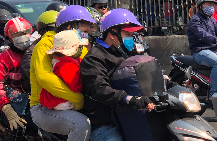 Chiếc xe máy đã trở nên "thần kỳ" khi chuyên chở "quá tải" các thành viên trong gia đình cùng hành lý trên hành trình hàng trăm cây số.